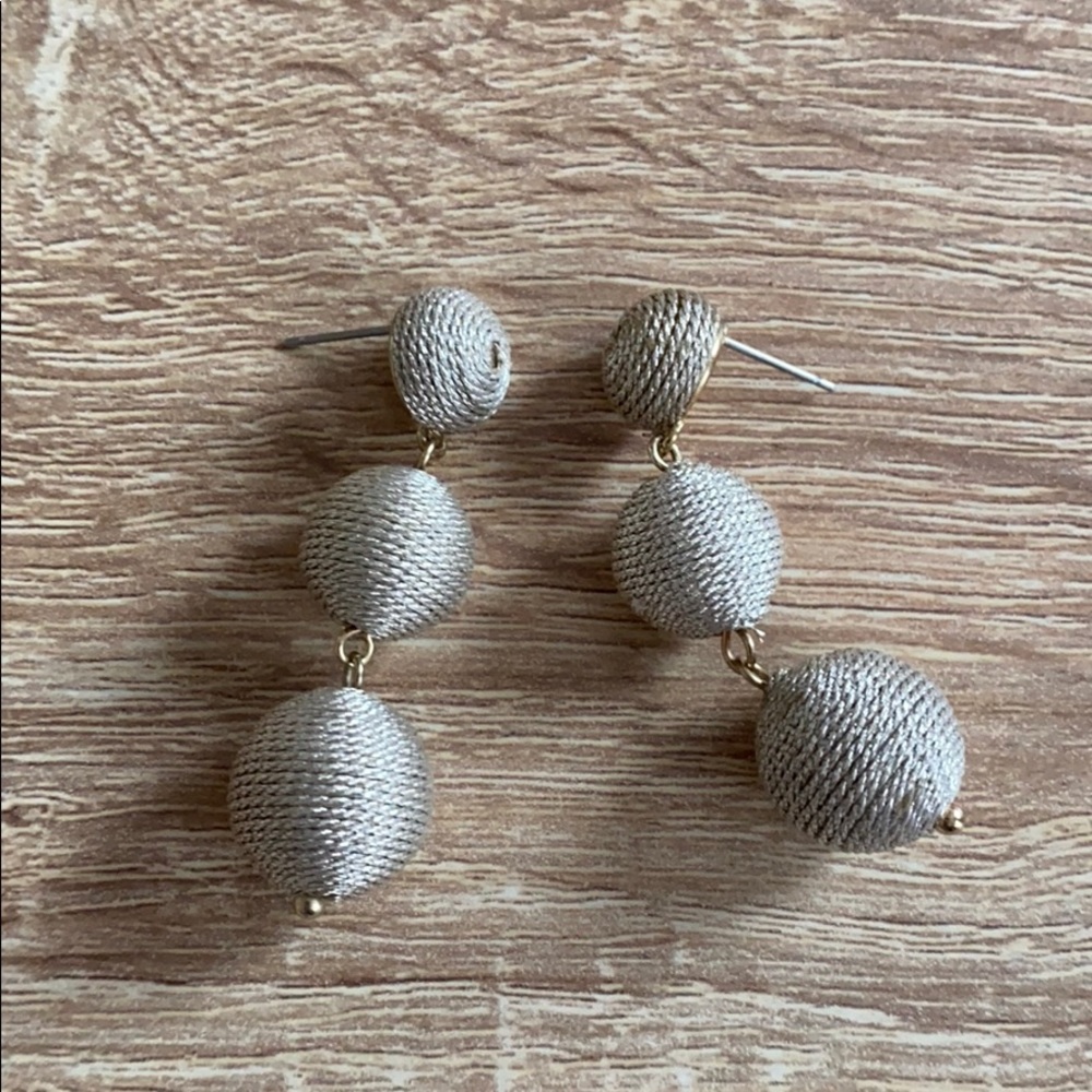 Threaded circle drop earrings